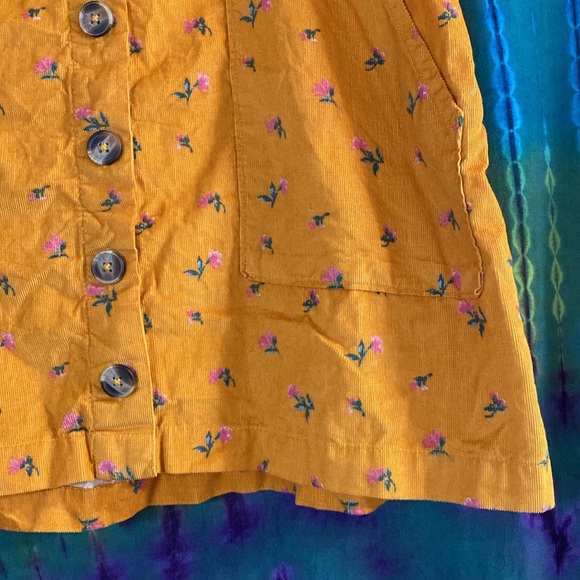 American Eagle corduroy flowery skirt! Size- medium. - Picture 3 of 10